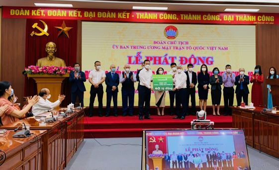 Đại diện Ban lãnh đạo Vietcombank, đồng chí Phạm Quang Dũng – Phó Bí thư Đảng ủy, Tổng giám đốc (bên trái) trao kinh phí ủng hộ phòng chống dịch COVID-19 cho đại diện Ủy ban Trung ương MTTQ Việt Nam.