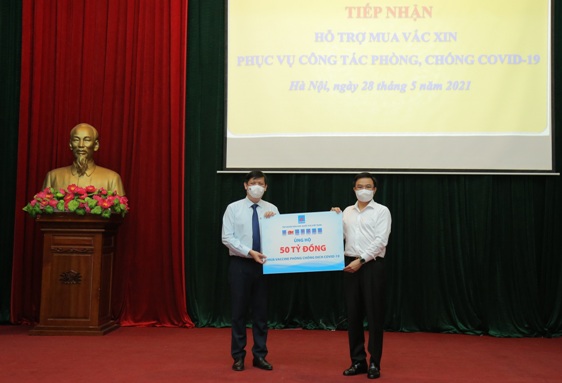 Tổng Giám đốc Petrovietnam Lê Mạnh Hùng trao ủng hộ Quỹ Vắc-xin phòng Covid cho Bộ trưởng Bộ Y tế Nguyễn Thanh Long.