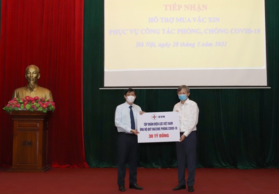 Bộ trưởng Bộ Y tế Nguyễn Thanh Long tiếp nhận 30 tỷ đồng ủng hộ của EVN cho Quỹ vaccine phòng COVID-19. 