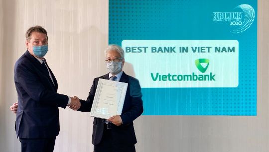 Giám đốc Công ty tài chính Việt Nam tại Hồng Kông Nguyễn Ngọc Ban (bên phải) nhận giải thưởng “Ngân hàng tốt nhất Việt Nam 2020” do Tạp chí Euromoney trao tặng.