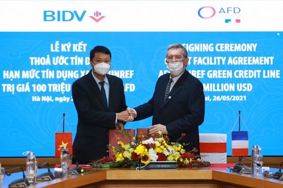 Đại diện lãnh đạo BIDV và AFD Việt Nam ký kết thỏa thuận.
