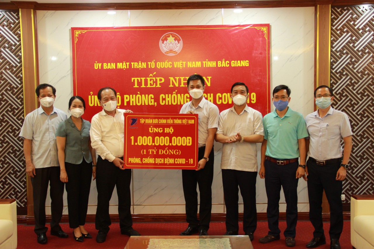 VNPT Bắc Giang trao 1 tỷ đồng của Tập đoàn VNPT ủng hộ Quỹ phòng chống dịch COVID-19.