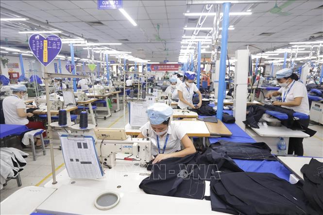 Sản xuất hàng may mặc tại Xí nghiệp Sơ mi, Veston của Tổng Công ty May 10 tại Sài Đồng, Quận Long Biên, Hà Nội - một đơn vị của Tập đoàn Dệt may Việt Nam (Vinatex).