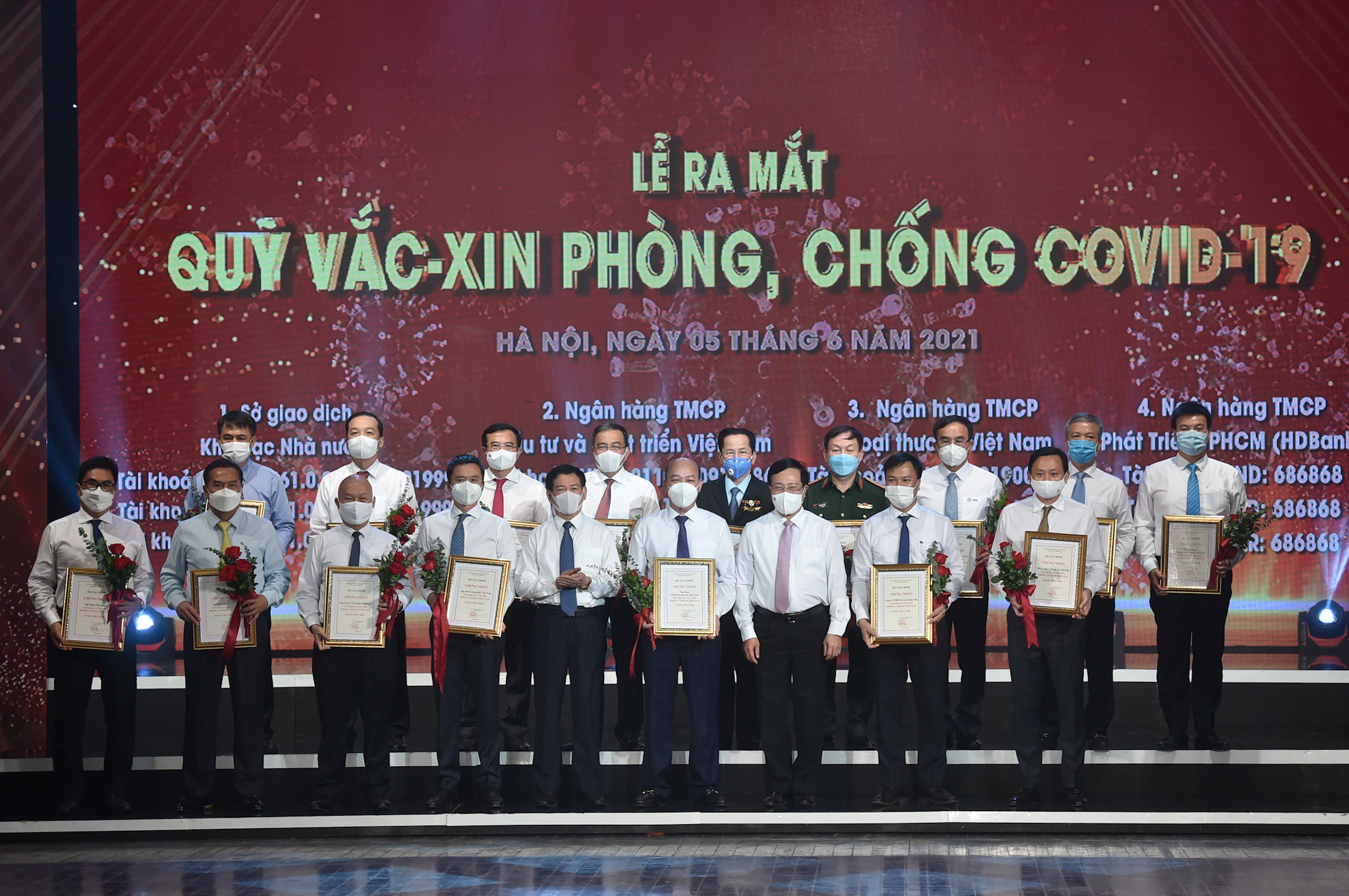 Phó Thủ tướng Phạm Bình Minh, Bộ trưởng Bộ Tài chính Hồ Đức Phớc và đại diện bộ ngành,  DN đóng góp cho Quỹ vaccine phòng chống COVID-19.