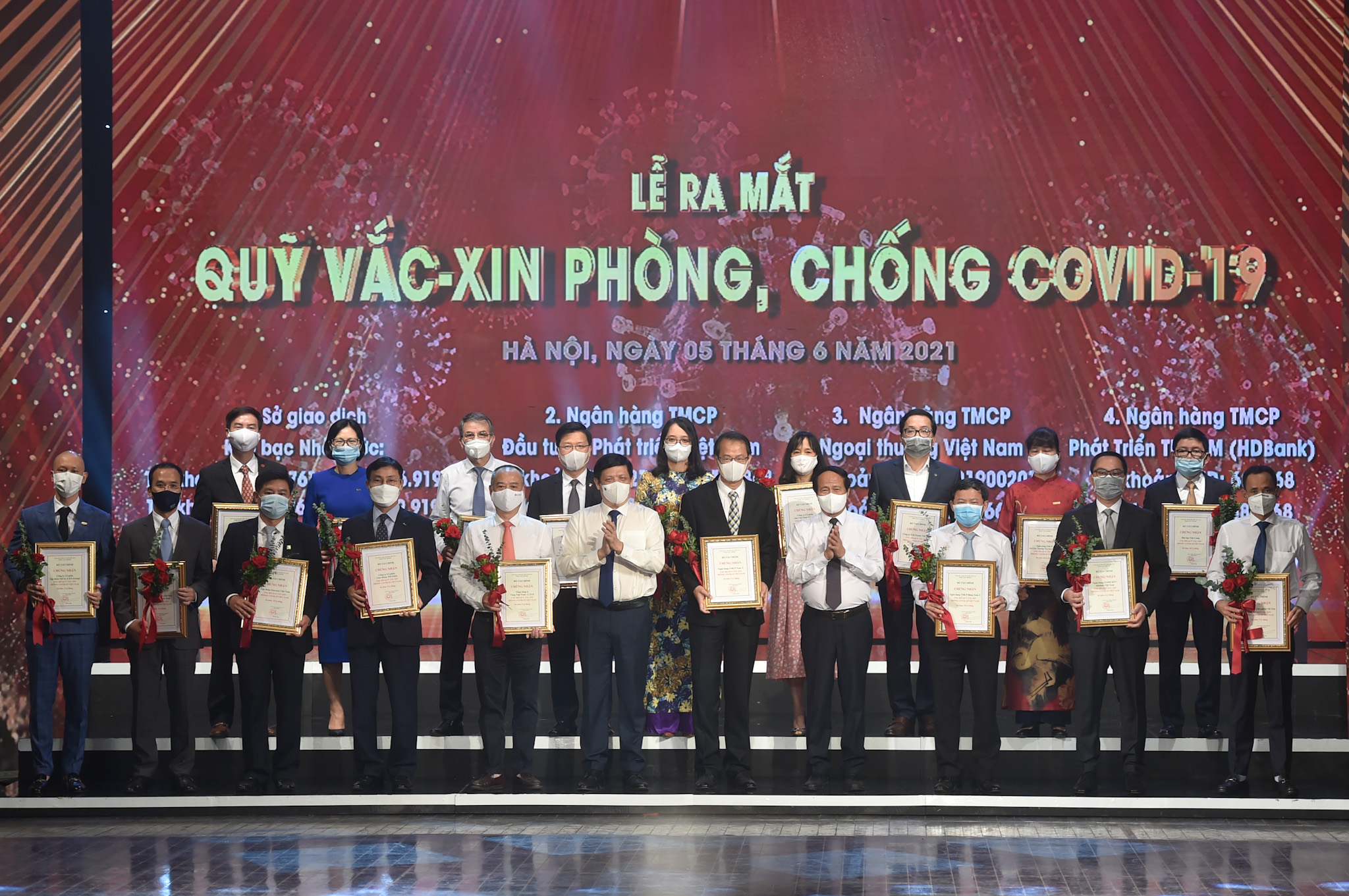 Phó Thủ tướng Lê Văn Thành, Bộ trưởng Bộ Y tế Nguyễn Thanh Long và đại diện bộ ngành,  DN đóng góp cho Quỹ vaccine phòng chống COVID-19. 