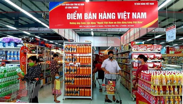 Điểm bán hàng Việt Nam tại tỉnh Hà Nam thu hút đông đảo người dân đến mua sắm.