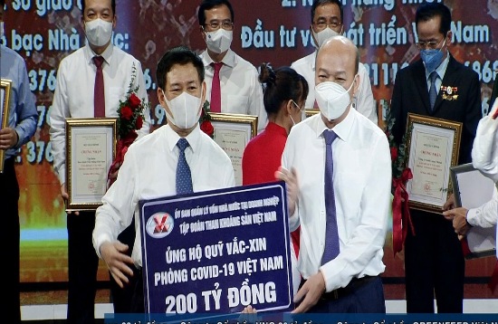Chủ tịch HĐTV Lê Minh Chuẩn trao tặng Quỹ số tiền ủng hộ 200 tỷ đồng.