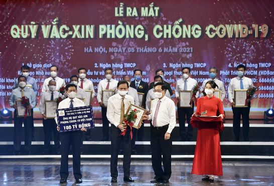 Bí thư Đảng uỷ, Chủ tịch HĐTV Hồ Lê Nghĩa đã trao tặng Quỹ số tiền ủng hộ 100 tỷ đồng của Tổng công ty Thuốc lá Việt Nam.