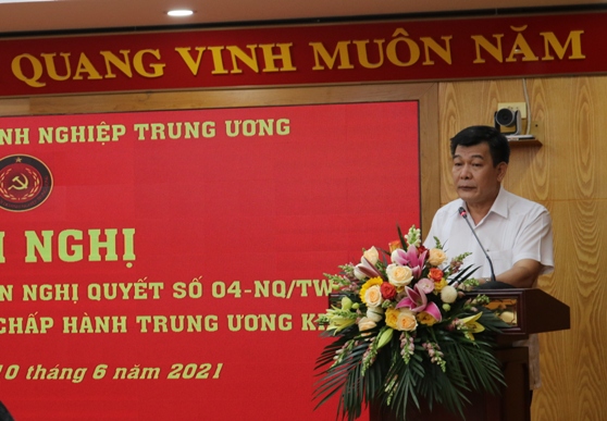 Đồng chí Nguyễn Đức Phong, Phó Bí thư Đảng ủy Khối Doanh nghiệp Trung ương báo cáo kết quả 5 năm thực hiện Nghị quyết số 04-NQ/TW, ngày 30/10/2016 của Ban Chấp hành Trung ương khóa XII.