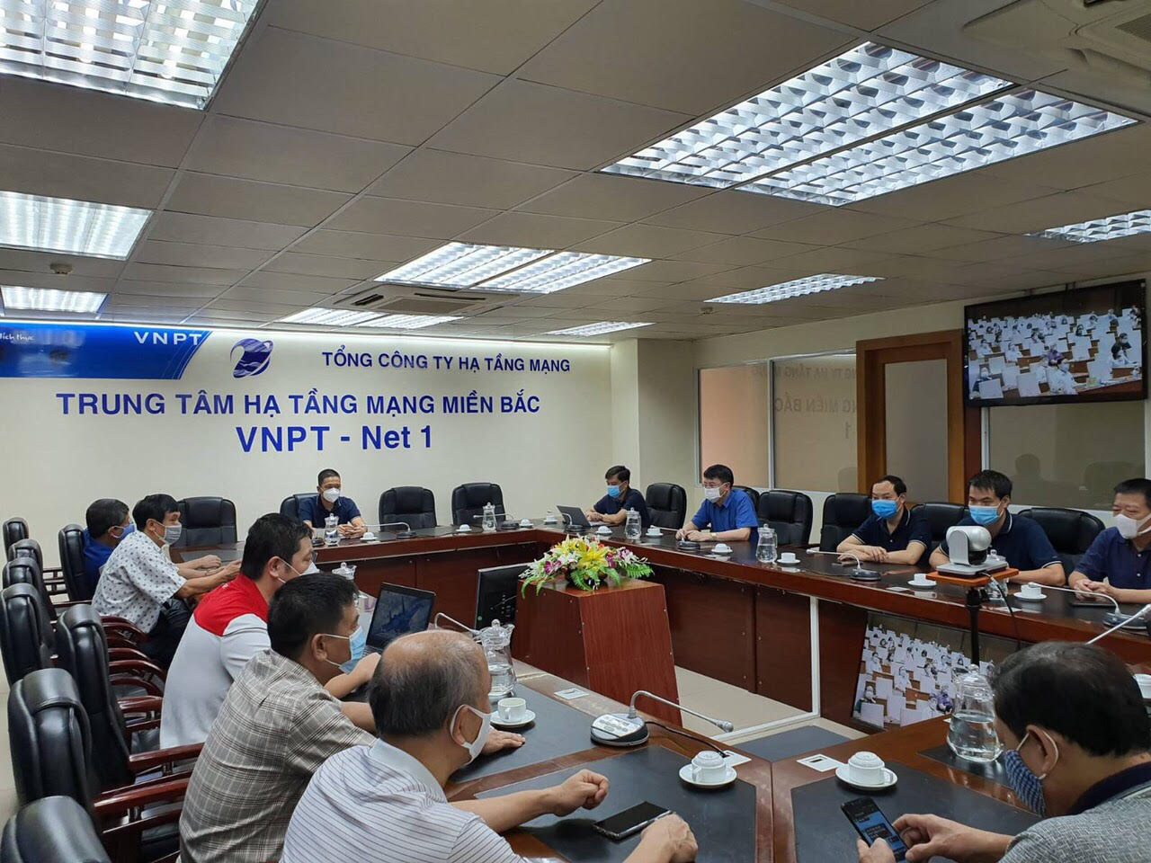 Các đại biểu tham dự Hội nghị tại điểm cầu Tổng công ty Hạ tầng mạng - Net, 30 Phạm Hùng, Hà Nội