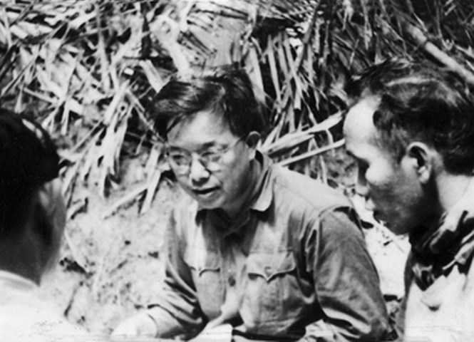 Đồng chí Lê Quang Đạo (giữa) tại Mặt trận Quảng Trị (năm 1972). 