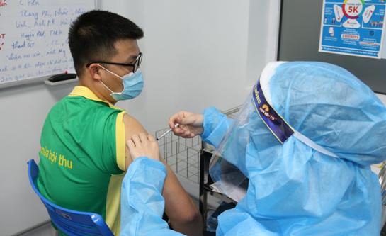 Trong đợt tiêm đầu tiên ngày, có 200 người lao động (NLĐ) được tiêm mũi thứ nhất vaccine phòng COVID-19.
