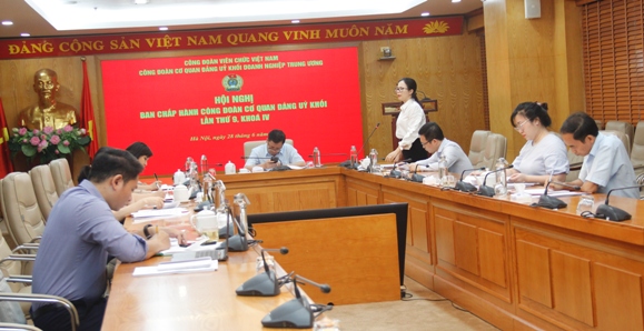 Phó Chủ tịch Công đoàn Cơ quan Đảng ủy Khối Hoàng Thị Minh Thu báo cáo kết quả công tác công đoàn 6 tháng đầu năm và nhiệm vụ trọng tâm 6 tháng cuối năm 2021.
