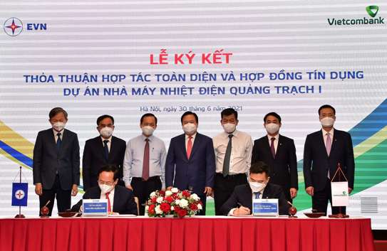Đại diện lãnh đạo 2 bên ký kết Thỏa thuận hợp tác toàn diện giữa 2 bên dưới sự chứng kiến lãnh đạo các Bộ, Ngành, cùng lãnh đạo EVN và Vietcombank.