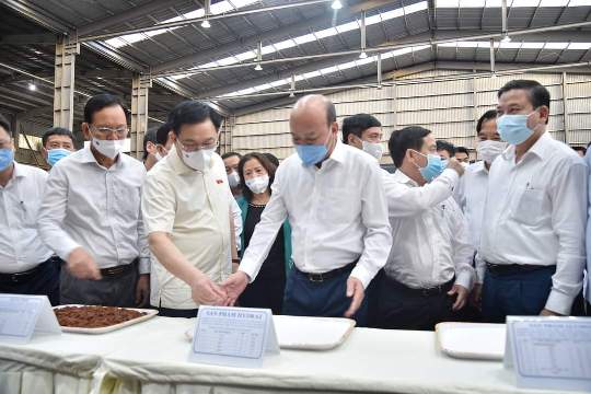 Chủ tịch Quốc hội Vương Đình Huệ nghe Chủ tịch HĐTV TKV báo cáo về kết quả sản xuất, kinh doanh của Công ty Nhôm Đăk Nông.