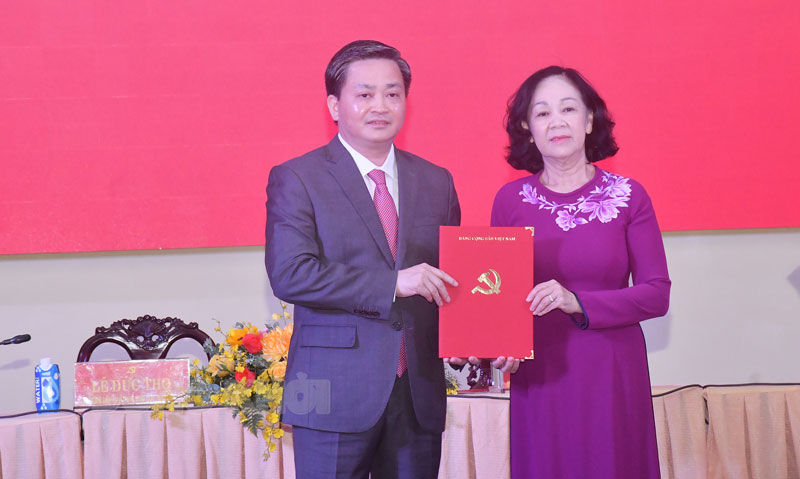 Đồng chí Trương Thị Mai trao quyết định cho tân Bí thư Tỉnh ủy Bến Tre Lê Đức Thọ.