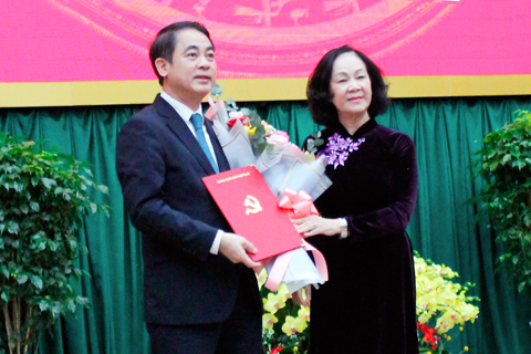 Bà Trương Thị Mai, Ủy viên Bộ Chính trị, Bí thư Trung ương Đảng, Trưởng Ban Tổ chức Trung ương, trao quyết định và tặng hoa chúc mừng Bí thư Tỉnh ủy Nghiêm Xuân Thành.