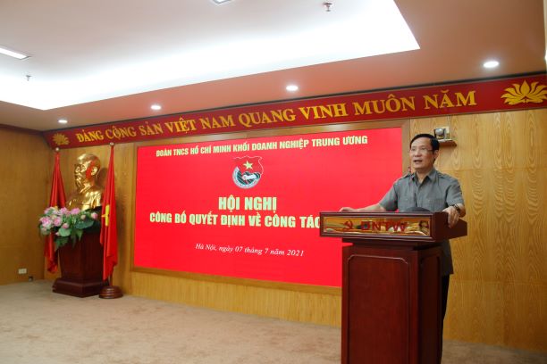 Đồng chí Phạm Tấn Công, Phó Bí thư Thường trực Đảng ủy Khối phát biểu giao nhiệm vụ đối với các đồng chí được nhận Quyết định.