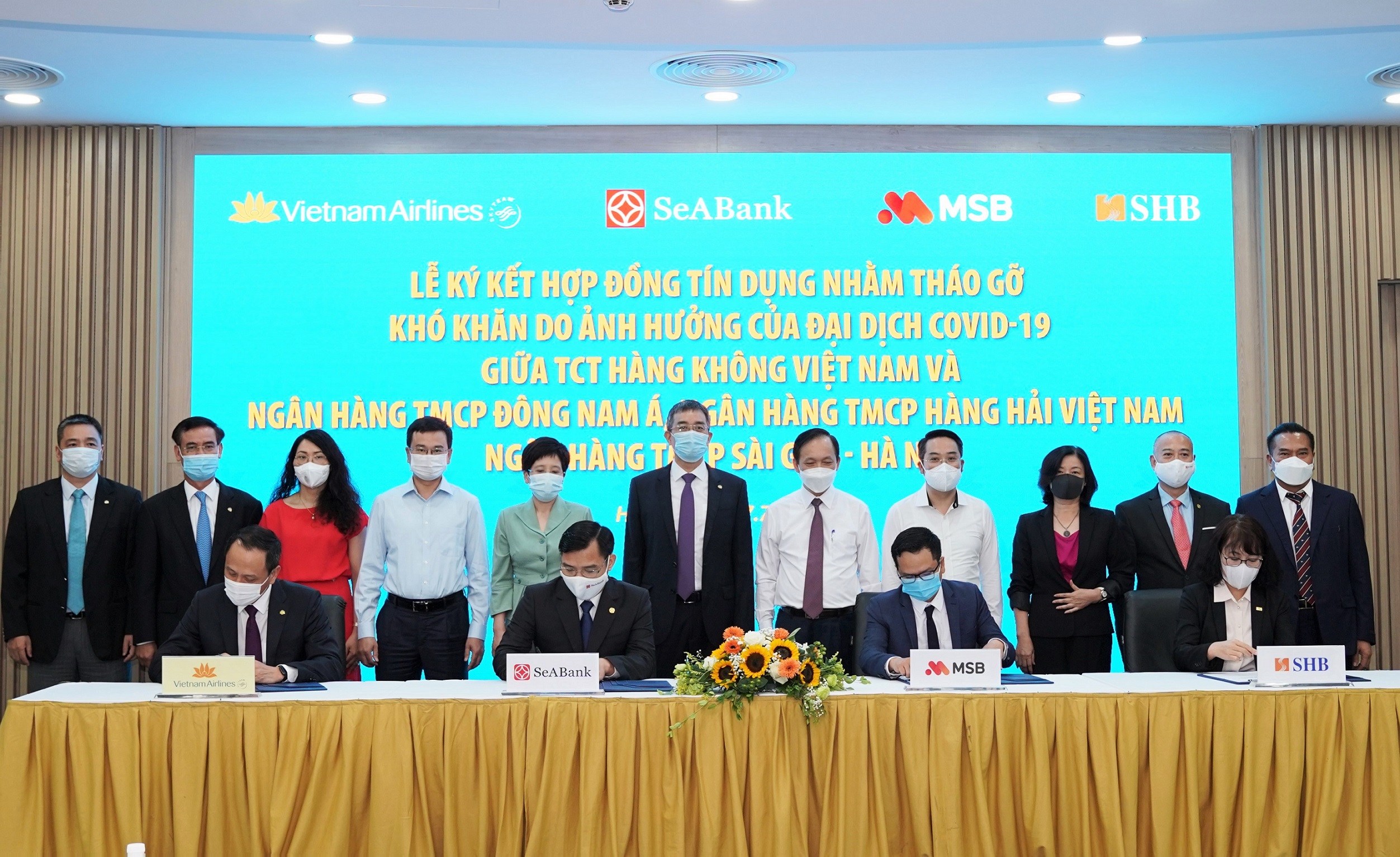 Vietnam Airlines ký kết hợp đồng tín dụng với SeABank, MSB và SHB với tổng số tiền 4.000 tỉ đồng. 