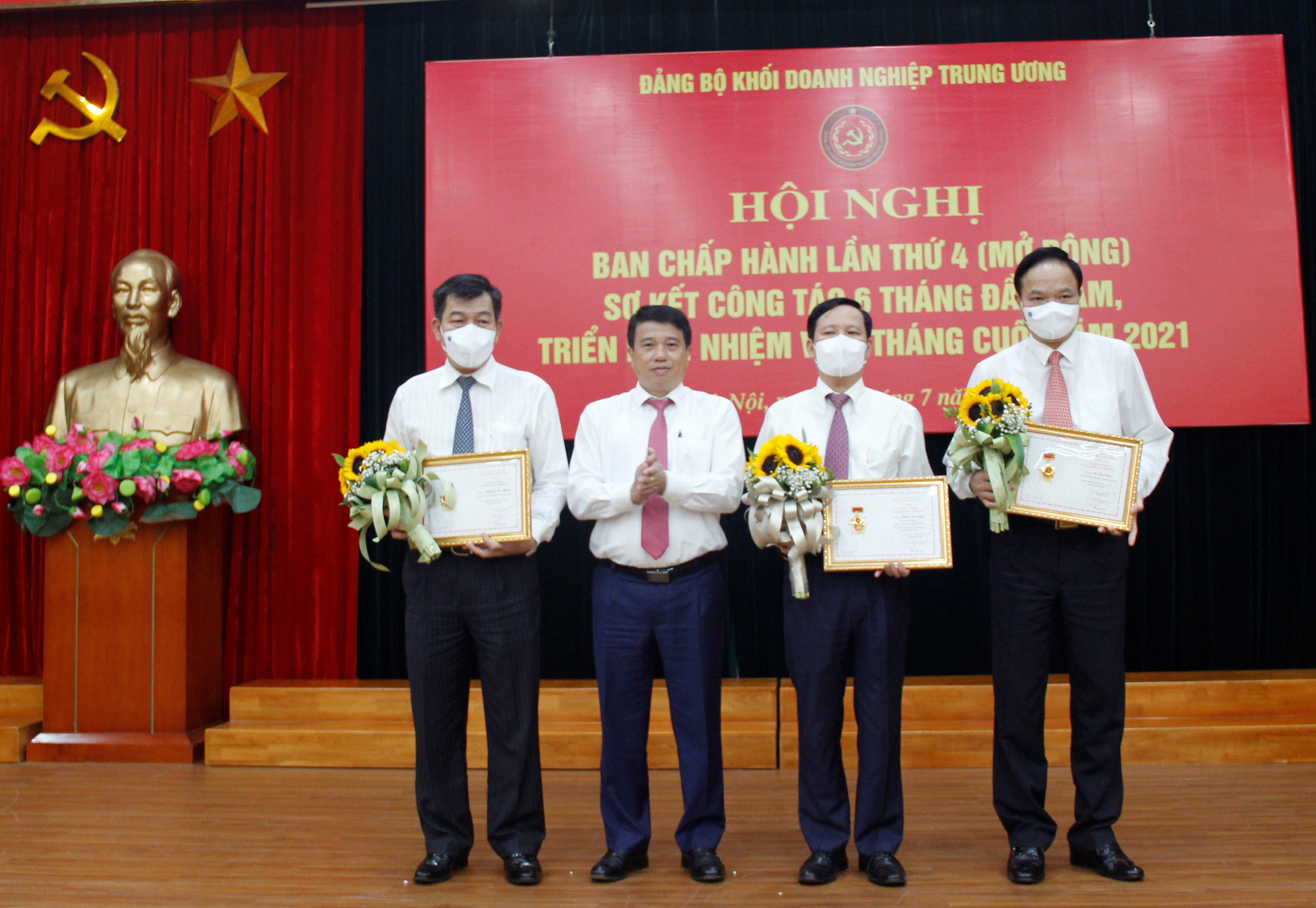đồng chí Y Thanh Hà Niê Kđăm, Ủy viên BCH Trung ương Đảng, Bí thư Đảng ủy Khối  trao Kỷ niệm chương 