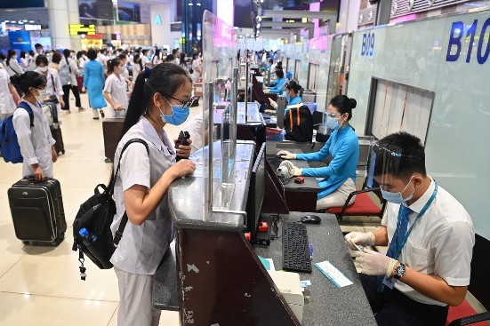 Vietnam Airlines đã hỗ trợ vận chuyển hơn 1.300 chuyên gia, cán bộ, y bác sĩ, giảng viên và sinh viên ngành y từ nhiều nơi trên cả nước đi tham gia chống dịch.