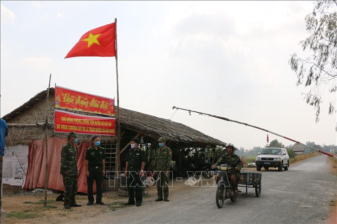 Lãnh đạo đồn biên phòng Sông Trăng kiểm tra chốt 5, tại xã Hưng Điền, huyện Tân Hưng (Long An).