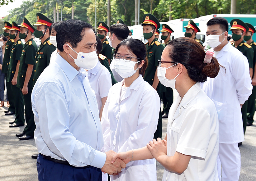 Thủ tướng Phạm Minh Chính động viên đội ngũ y bác sĩ tại lễ phát động chiến dịch tiêm chủng vaccine phòng chống COVID-19 trên toàn quốc, ngày 10/7.