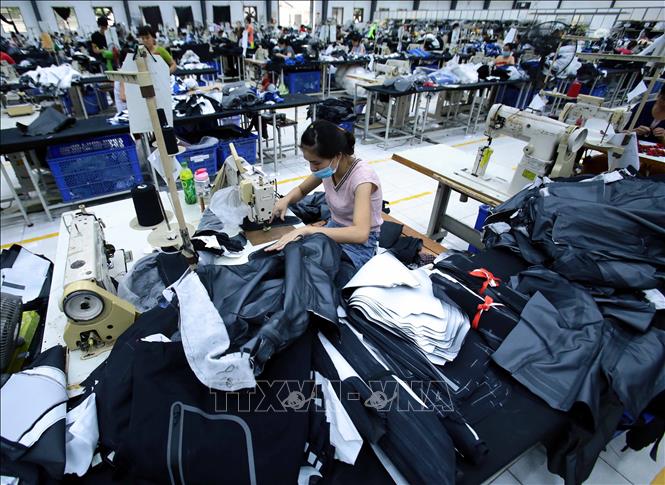 May hàng quần áo xuất khẩu tại Công ty TNHH may Kydo Việt Nam tại khu Công nghiệp Phố nối A (Hưng Yên).