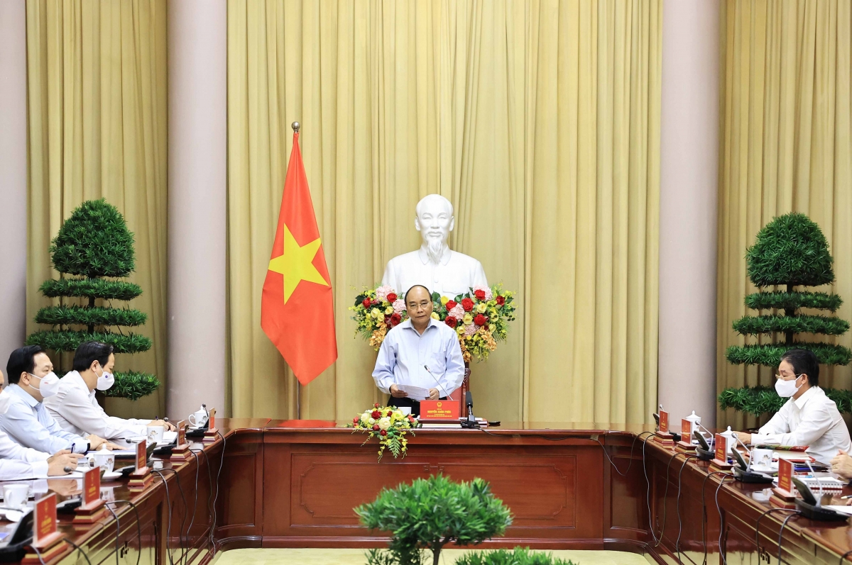 Chủ tịch nước Nguyễn Xuân Phúc gặp mặt các điển hình tiên tiến trong thực hiện mục tiêu kép của ngành dệt may Việt Nam