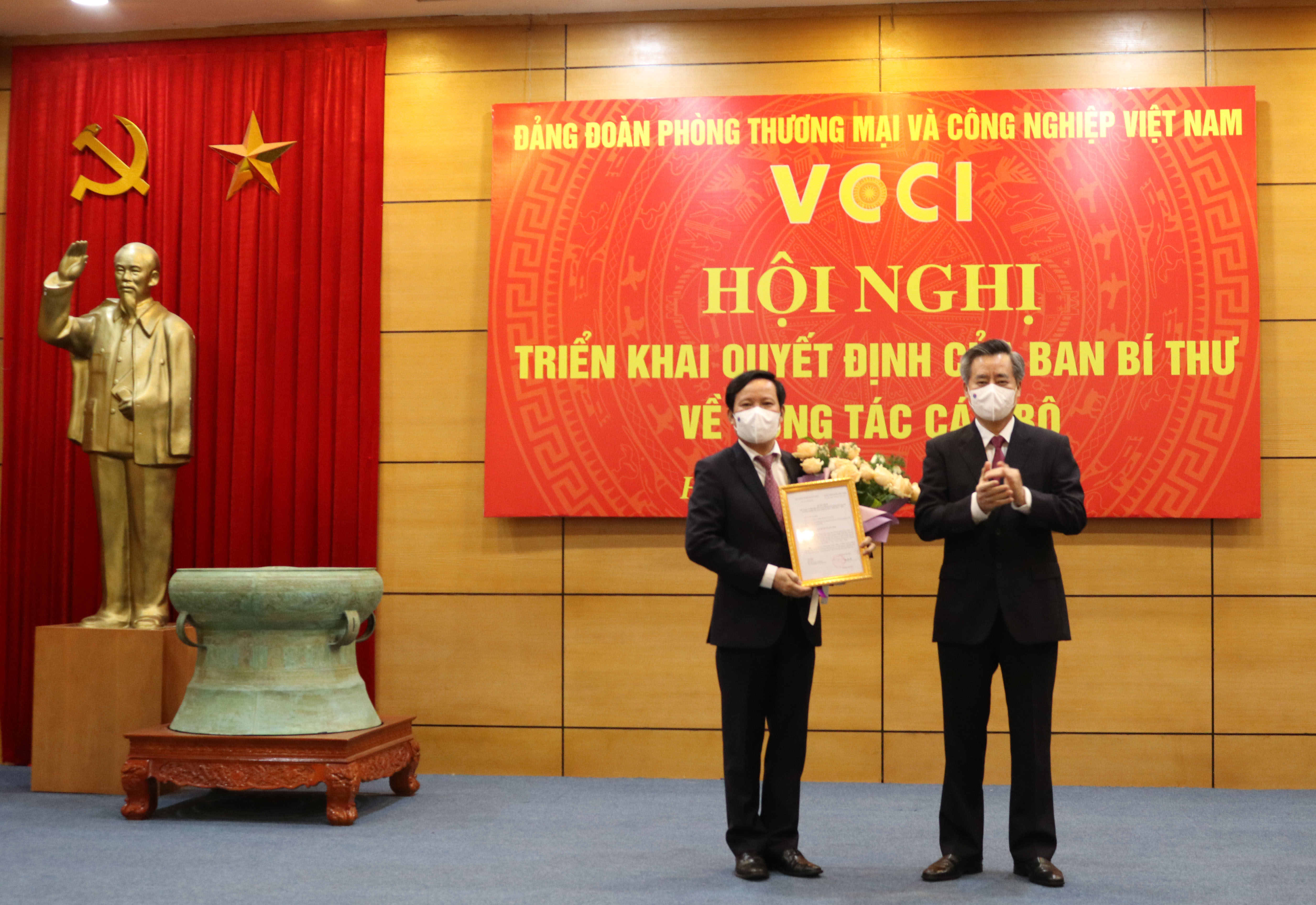 Đồng chí Nguyễn Quang Dương - Uỷ viên Trung ương Đảng, Phó Trưởng Ban Tổ chức Trung ương trao Quyết định cho đồng chí Phạm Tấn Công - Bí thư Đảng đoàn VCCI. 