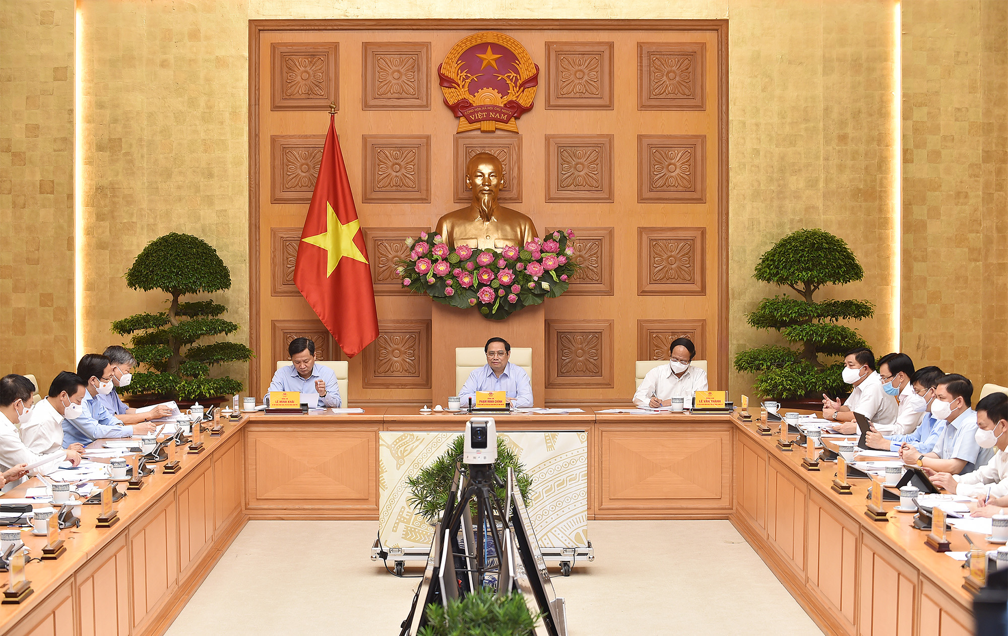 Thủ tướng Phạm Minh Chính chủ trì Hội nghị trực tuyến toàn quốc của Chính phủ để lắng nghe, chia sẻ, hỗ trợ, tháo gỡ khó khăn, thúc đẩy sản xuất kinh doanh cho doanh nghiệp trong bối cảnh đại dịch COVID-19.