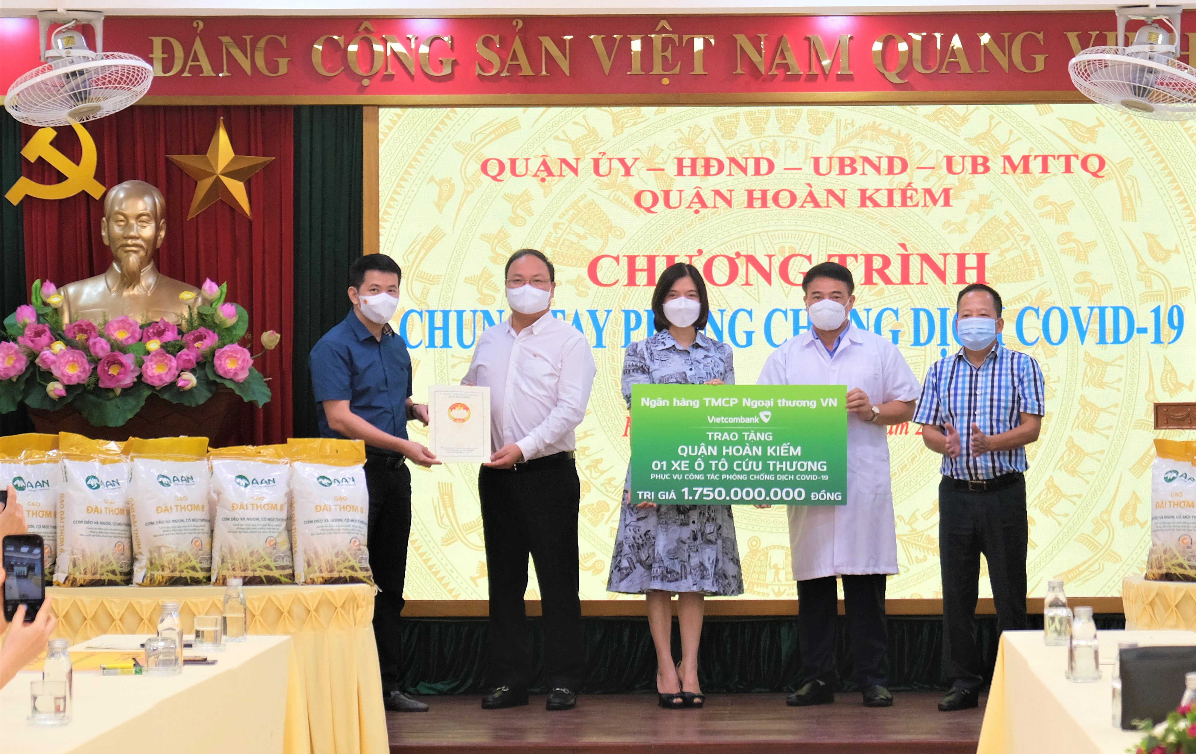 Phó Tổng Giám đốc Vietcombank Phùng Nguyễn Hải Yến trao biển tượng trưng tài trợ xe ô tô cứu thương trị giá 1,75 tỷ đồng cho đại diện quận Hoàn Kiếm.