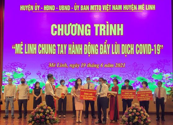 Trần Thị Quỳnh Hoa, Phó tổng giám đốc HUD trao số tiền 300 triệu đồng của Tổng công ty HUD ủng hộ quỹ phòng chống covid-19 huyện Mê Linh, TP. Hà Nội.