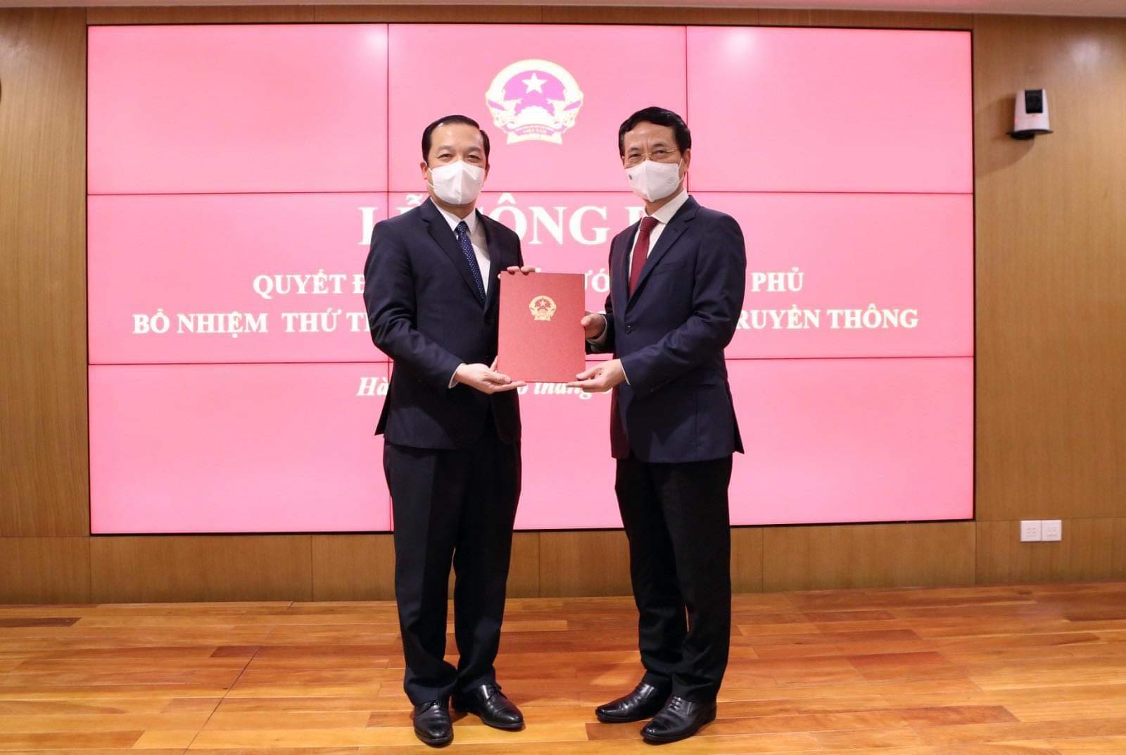 Bộ trưởng TT&TT Nguyễn Mạnh Hùng (bên phải) trao Quyết định bổ nhiệm cho tân Thứ trưởng Phạm Đức Long (bên trái) 