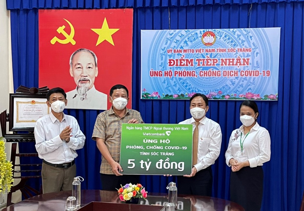 Đại diện tỉnh Sóc Trăng tiếp nhận kinh phí ủng hộ phòng chống dịch Covid-19 của Ngân hàng TMCP Ngoại thương Việt Nam.