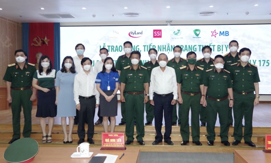 Đại diện lãnh đạo Bệnh viên Quân y 175 tiếp nhận trang thiết bị y tế từ Vietcombank dưới sự chứng kiến của nguyên Ủy viên Bộ Chính trị, nguyên Phó Thủ tướng Thường trực Chính phủ Trương Hoà Bình.