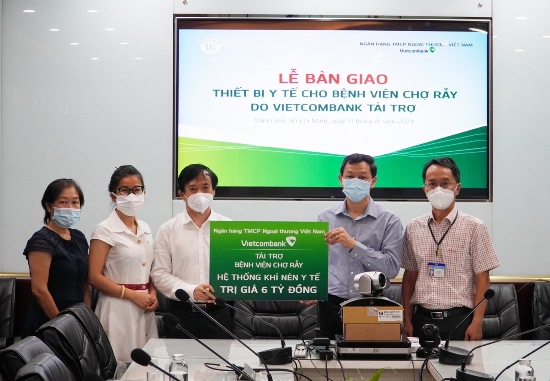 Đại diện lãnh đạo Vietcombank trao biểu trưng hỗ trợ cho Giám đốc Bệnh viện Chợ Rẫy.