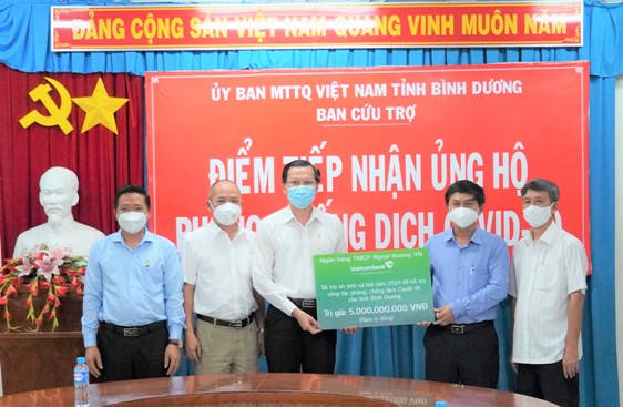 đại diện lãnh đạo tỉnh Bình Dương tiếp  nhận kinh phí ủng hộ phòng chống dịch COVID-19 của Vietcombank.