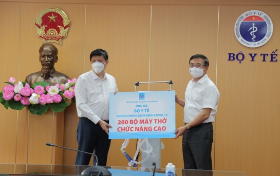 Bộ trưởng Bộ Y tế Nguyễn Thanh Long nhận hỗ trợ từ Petrovietnam.