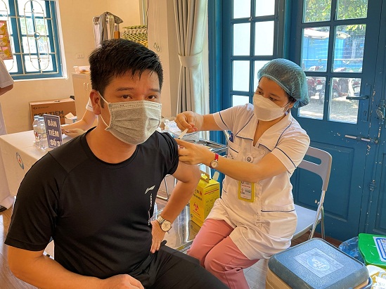Phối hợp Trạm Y tế phường Định Công tiêm vaccine cho người dân trên địa bàn.