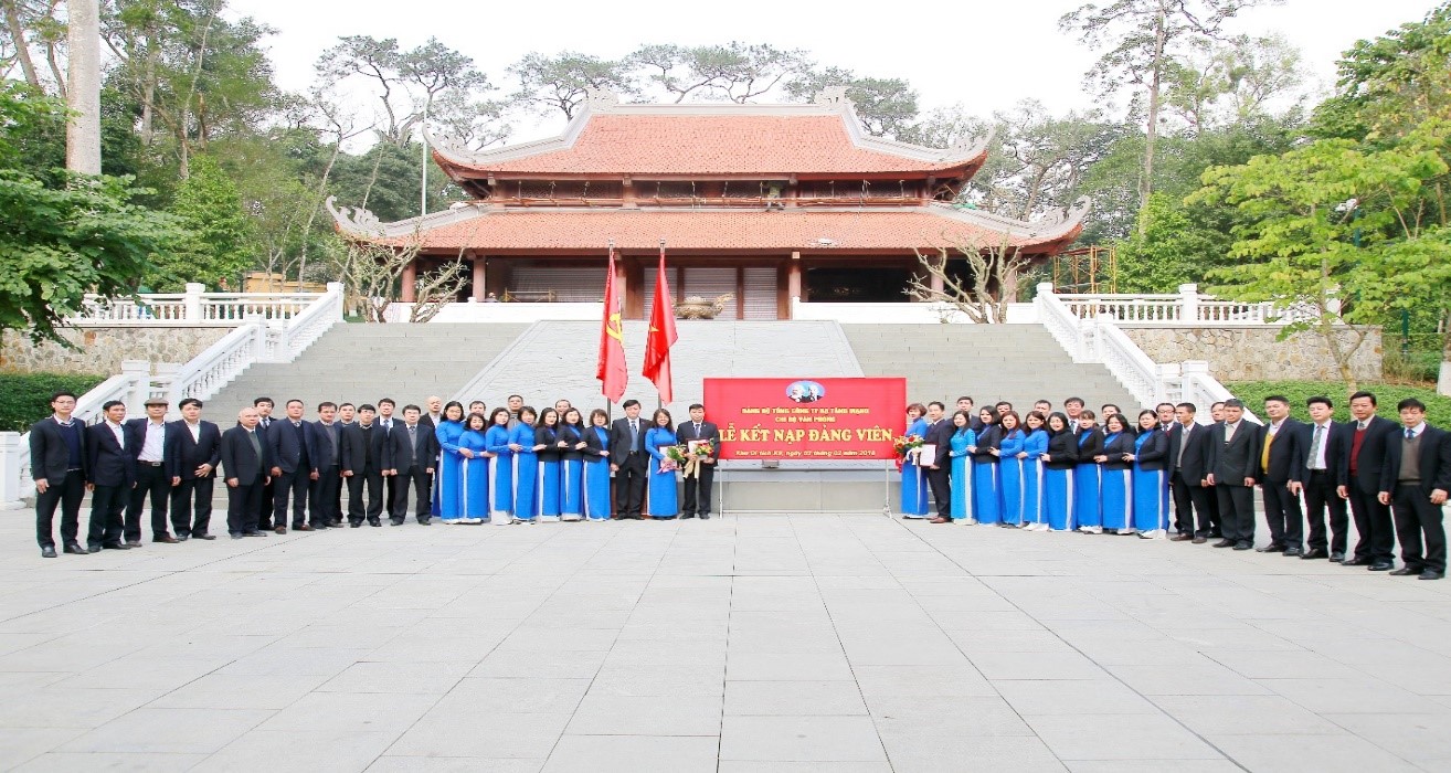 Lễ kết nạp đảng viên của chi bộ Văn phòng Tổng công ty được tổ chức trang trọng kết hợp với hoạt động ”về nguồn” nhân kỷ niệm 128 năm Ngày sinh Chủ tịch Hồ Chí Minh (19/5/1890 - 19/5/2020)
