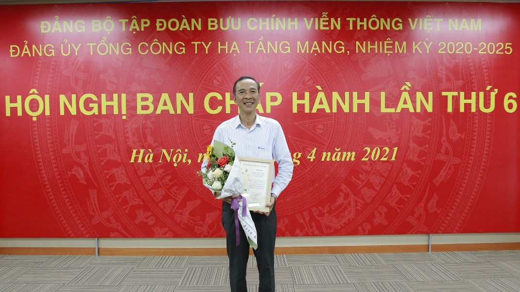 Anh Lê Trung Minh trong buổi lễ tôn vinh Tấm gương xuất sắc tiêu biểu trong việc thực hiện Chỉ thị 05-CT-TW của Bộ Chính trị tại hội nghị BCH Đảng Bộ Tổng Công ty lần thứ 6.