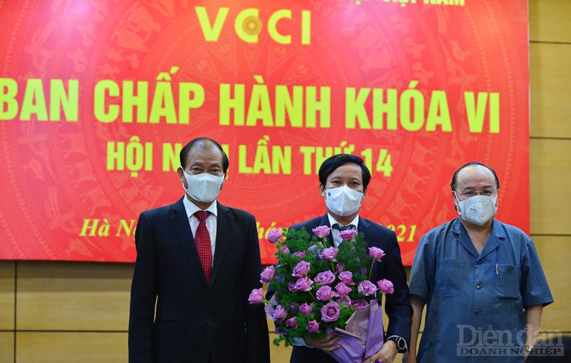 Hoàng Quang Phòng - Phó Chủ tịch VCCI; ông Nguyễn Hồng Sơn - Phó Chủ tịch không chuyên trách VCCI tặng hoa chúc mừng tân Chủ tịch VCCI Phạm Tấn Công.