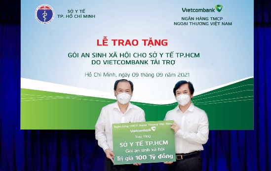 Phó Tổng Giám đốc Vietcombank (bên phải) trao biển tượng trưng tài trợ cho đại diện Sở Y tế TP Hồ Chí Minh