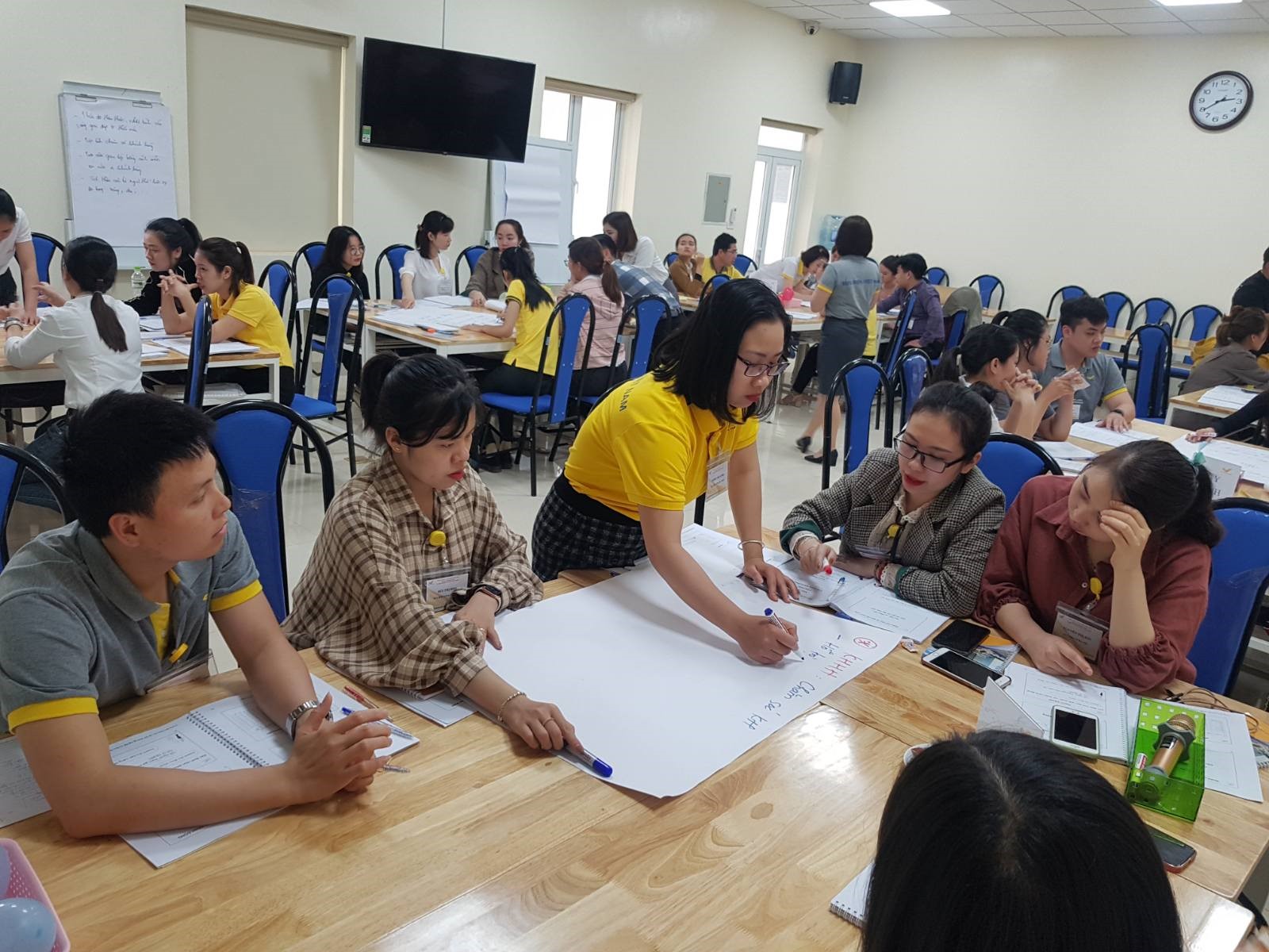 Trịnh Thị Vinh trong những ngày tham gia khóa Giao dịch viên K31 (áo vàng)
