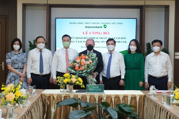 Lãnh đạo Vietcombank trao Quyết định và hoa chúc mừng tân Giám đốc Trung tâm ngân hàng số Vietcombank.
