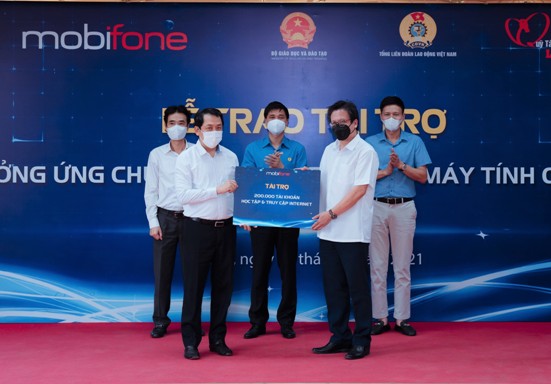 Đại diện lãnh đạo MobiFone trao 200.000 tài khoản học tập và truy cập internet cho Công đoàn Giáo dục Việt Nam.