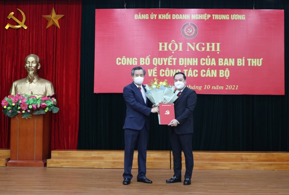 đồng chí Nguyễn Quang Dương, Ủy viên Trung ương Đảng, Phó Trưởng Ban Tổ chức Trung ương trao Quyết định cho đồng chí Hồ Xuân Trường.