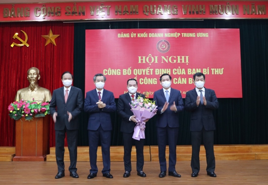 Đồng chí Nguyễn Quang Dương, Phó Trưởng Ban Tổ chức Trung ương cùng Thường trực Đảng ủy Khối Doanh nghiệp Trung ương tặng hoa chúc mừng đồng chí Hồ Xuân Trường.
