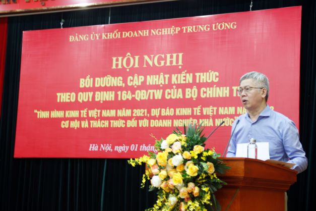 Tiến sỹ Kinh tế Nguyễn Đức Kiên, Tổ trưởng Tổ tư vấn kinh tế của Thủ tướng Chính phủ truyền đạt nội dung chuyên đề.